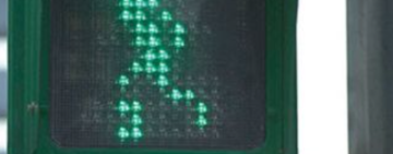 「小綠人」變燈號前「閃爍」提醒不要再跨入 ! 交通部 : 非催促行人奔跑  